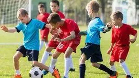 夏日足球梦：苏超激发童趣与欢笑